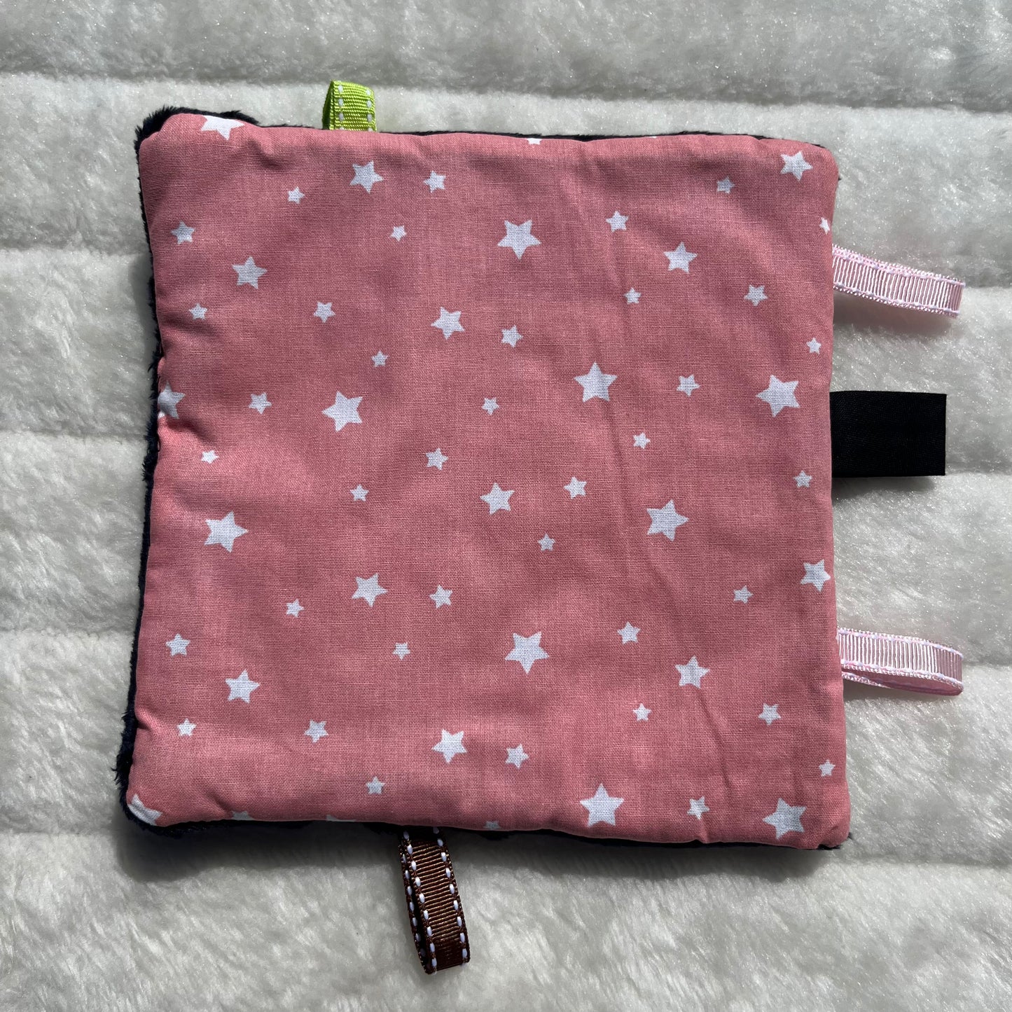 Doudou plat rose avec étoiles blanches
