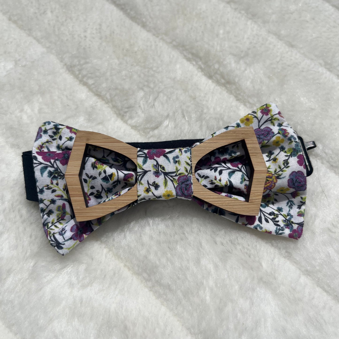 Nœud papillon en bois et motif fleurs printanières