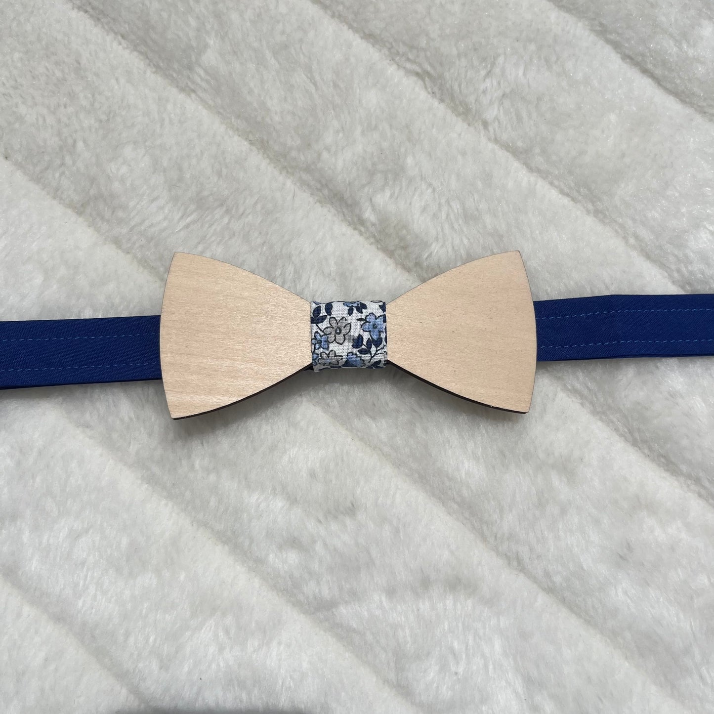 Nœud papillon en bois et tissu fleuri