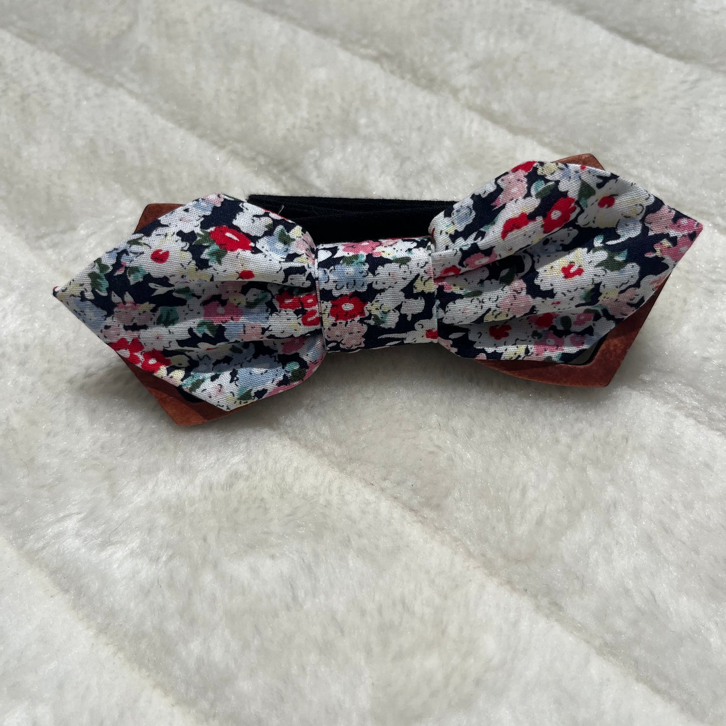 Nœud papillon en bois et tissu fleuri
