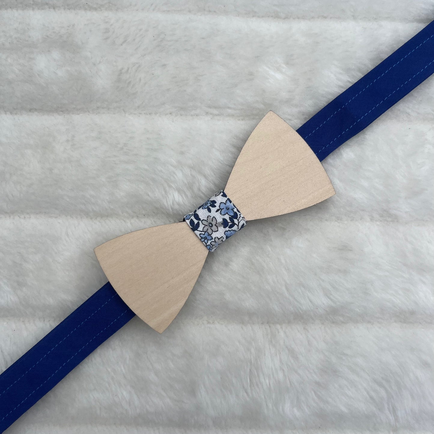Nœud papillon en bois et tissu fleuri