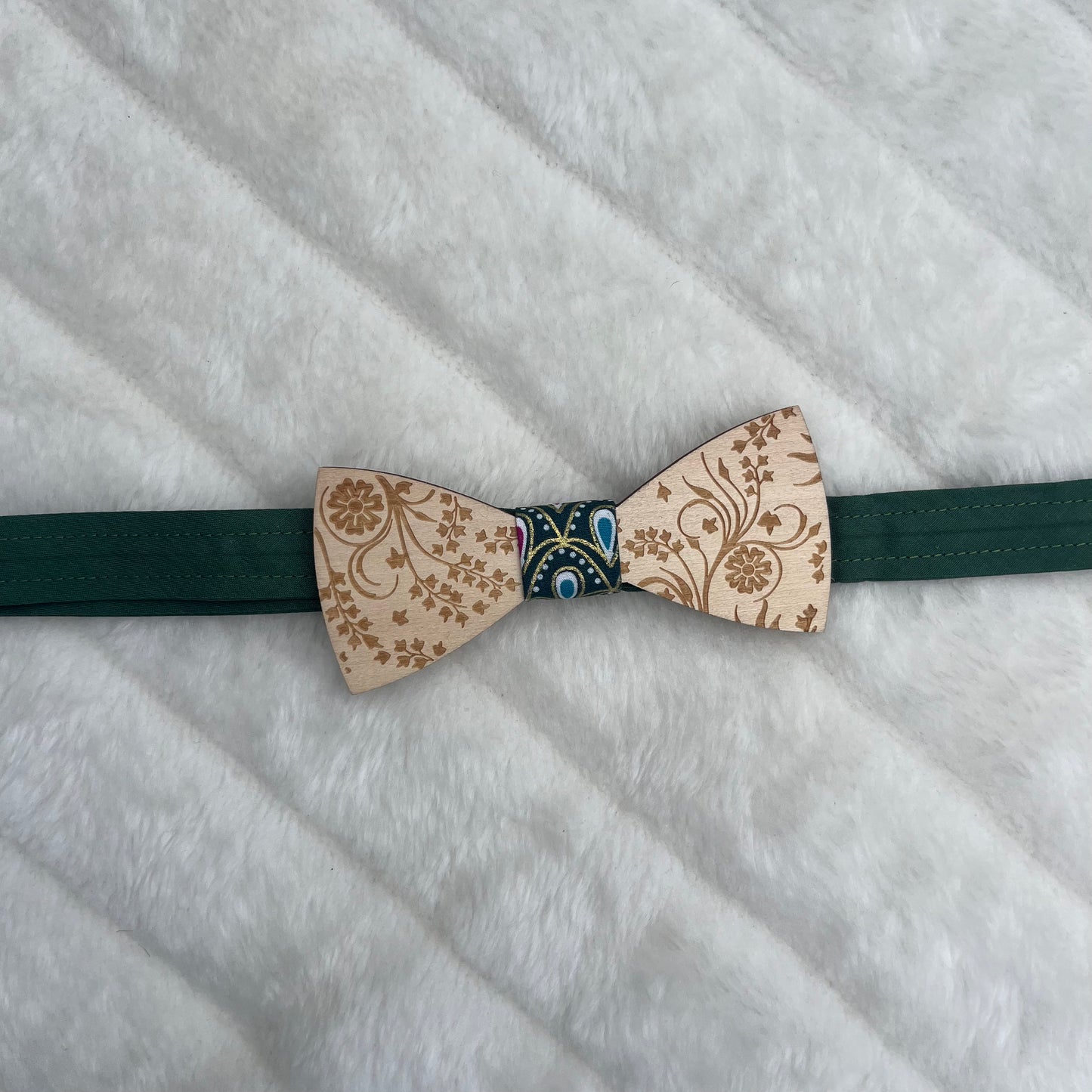 Nœud papillon en bois gravé et tissu vert