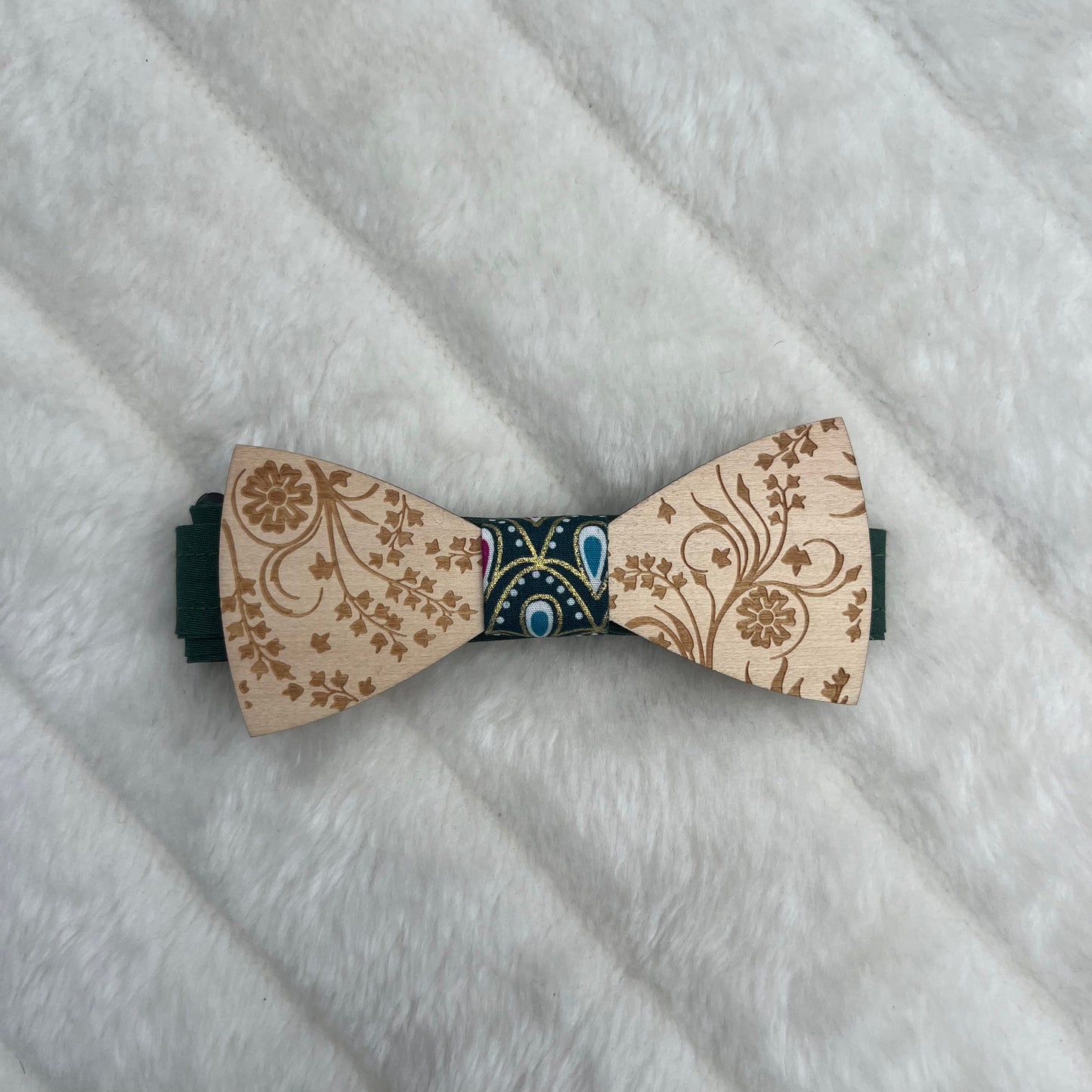Nœud papillon en bois gravé et tissu vert