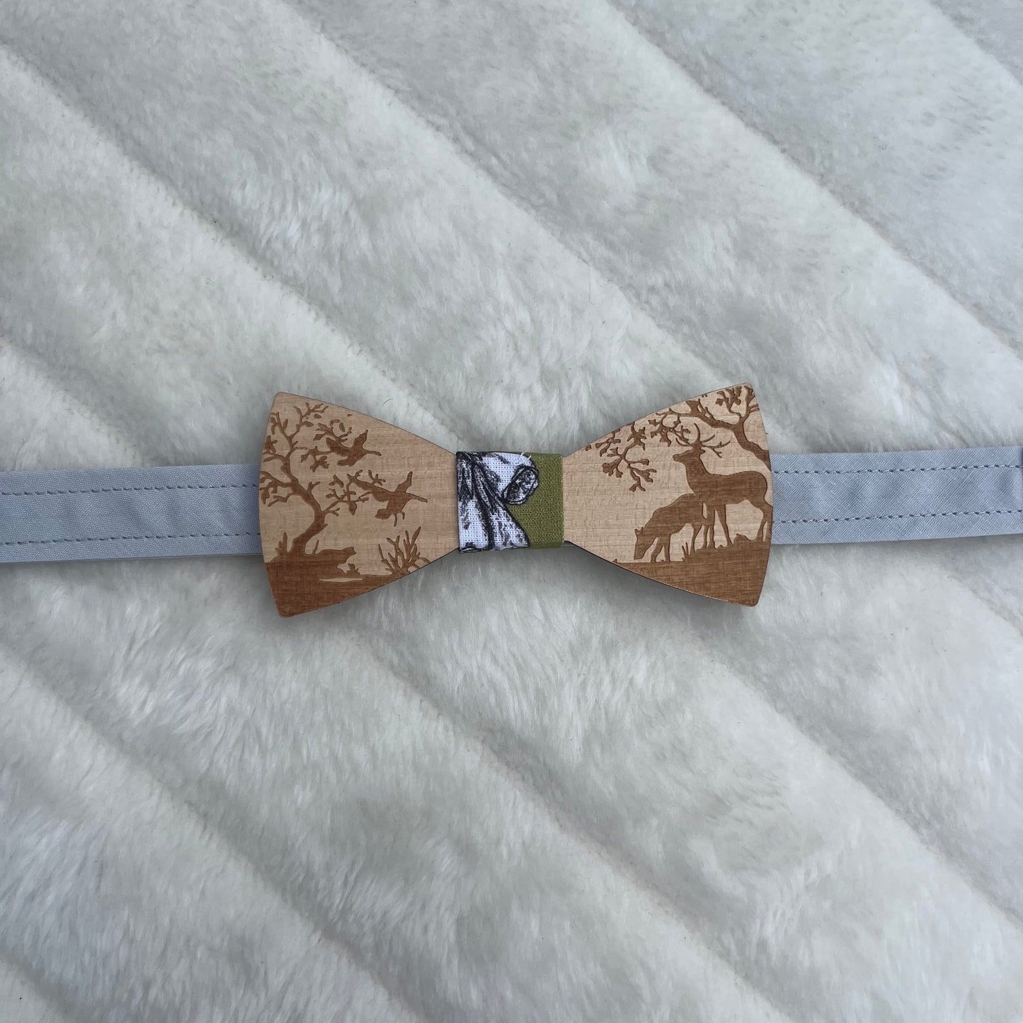Nœud papillon en bois à motif cerf et forêt
