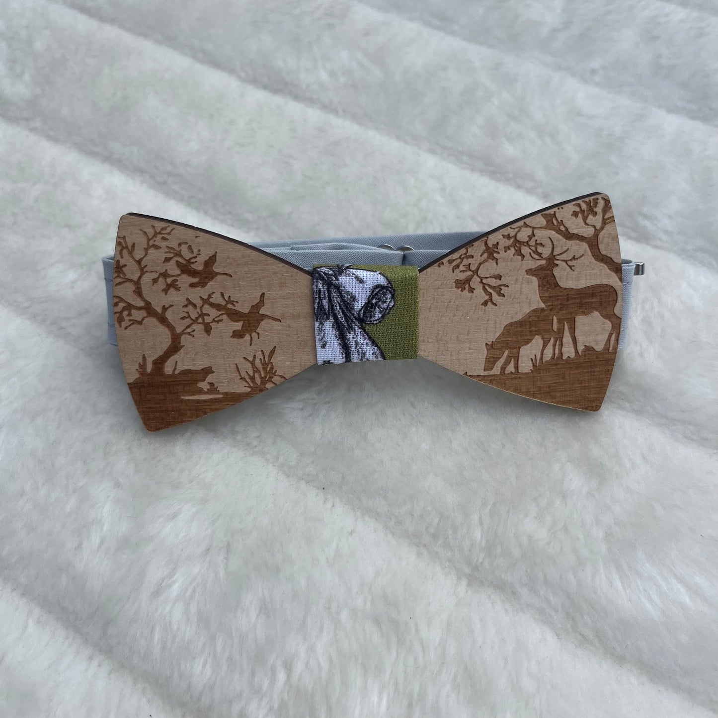 Nœud papillon en bois à motif cerf et forêt