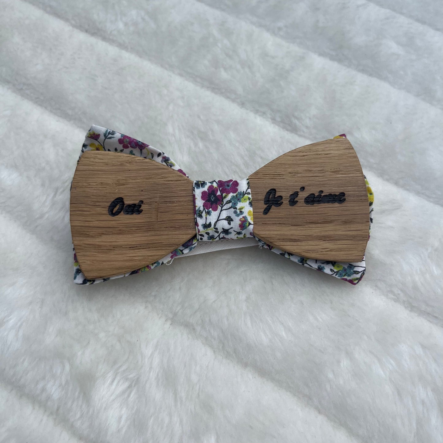 Nœud papillon blanc à motif fleuri