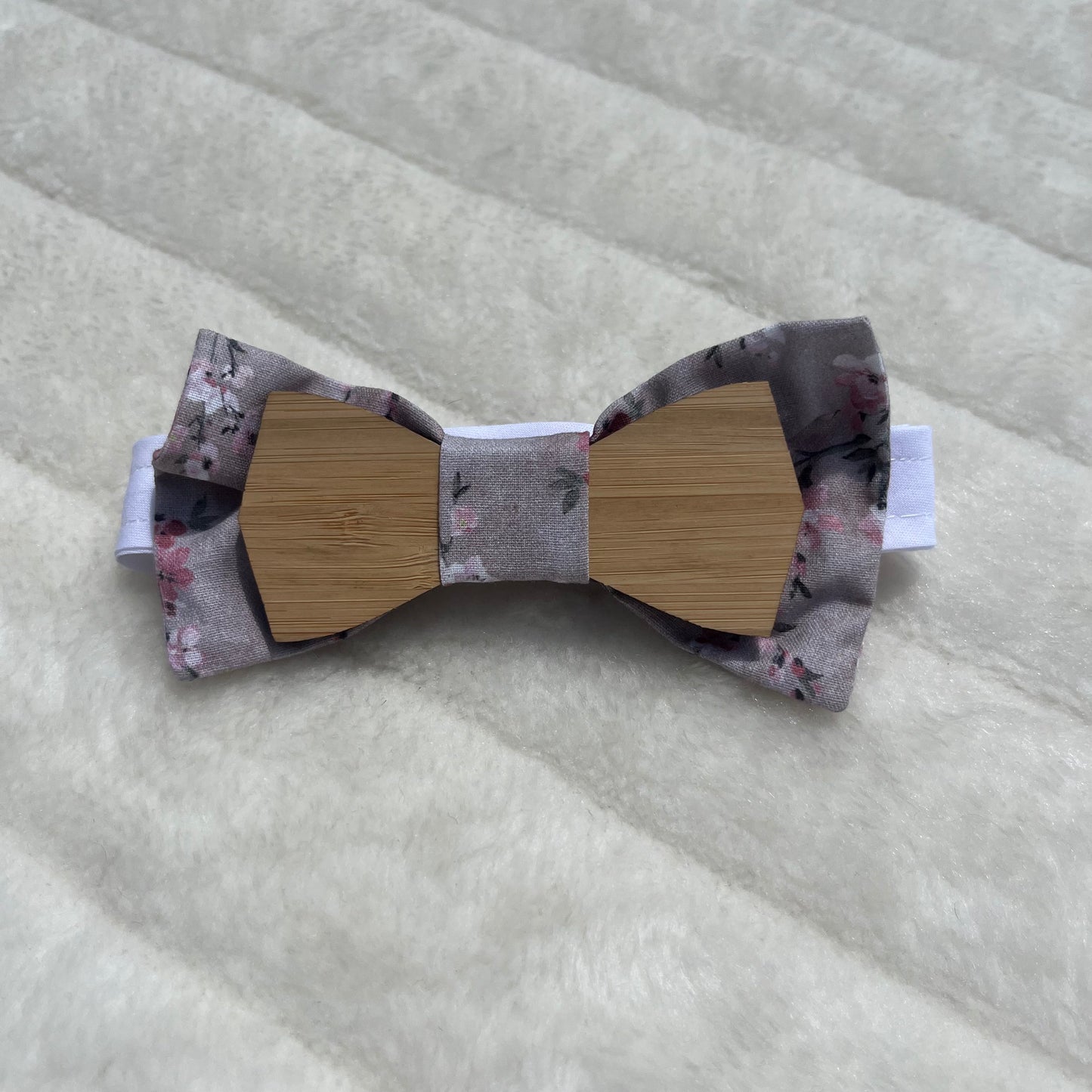Nœud papillon en bois avec tissu fleuri