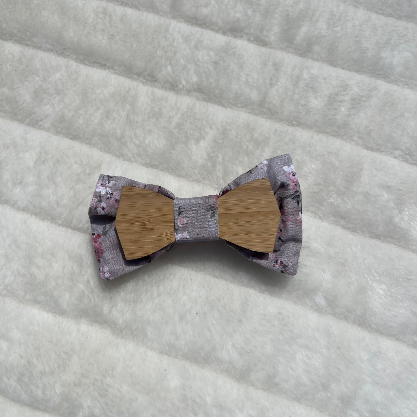 Nœud papillon en bois avec tissu fleuri