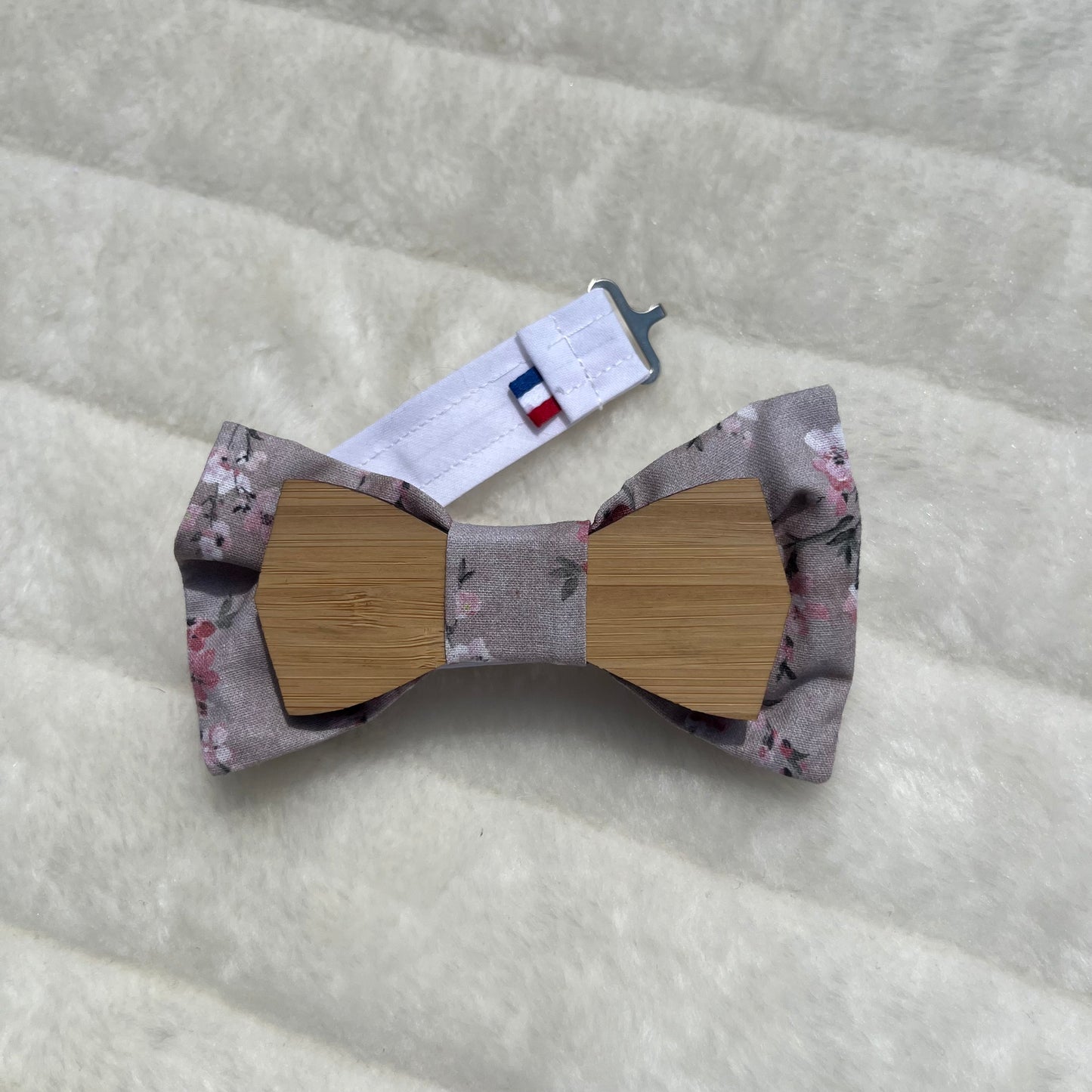 Nœud papillon en bois avec tissu fleuri