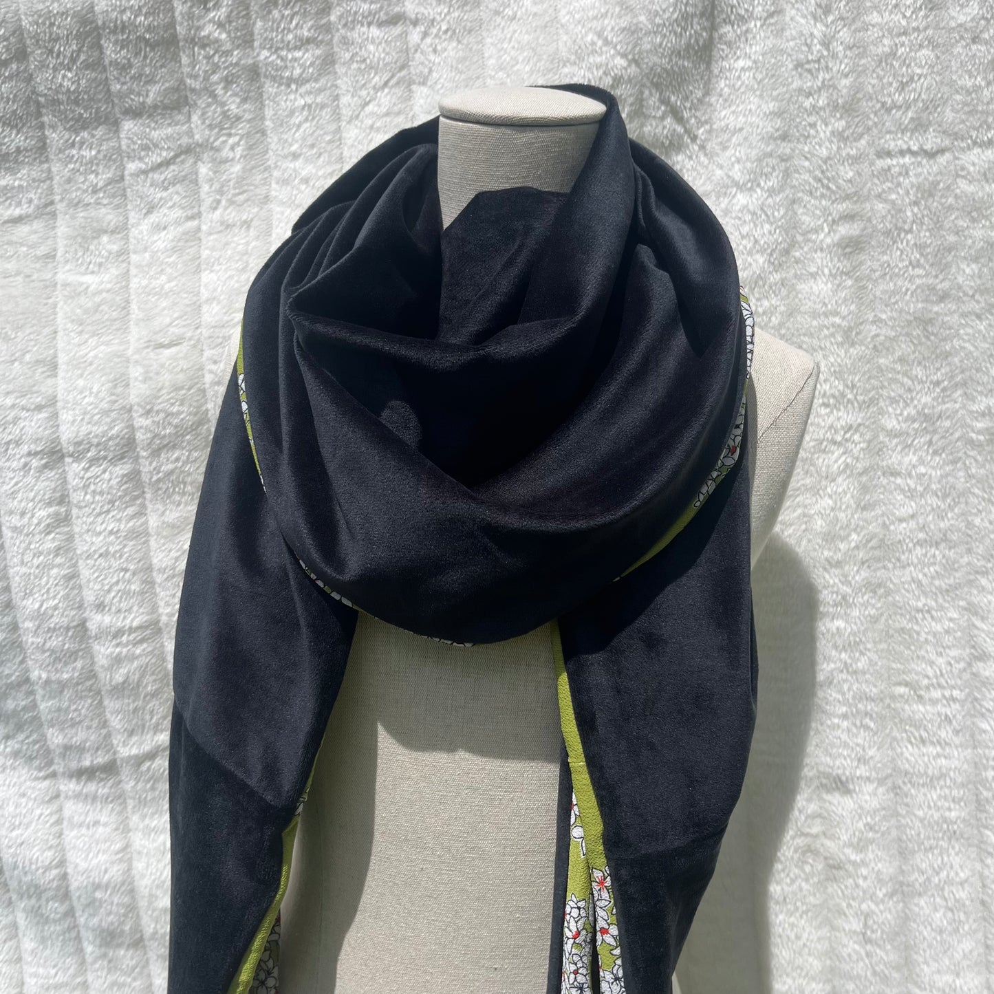 Chèche noir à motif florale vert