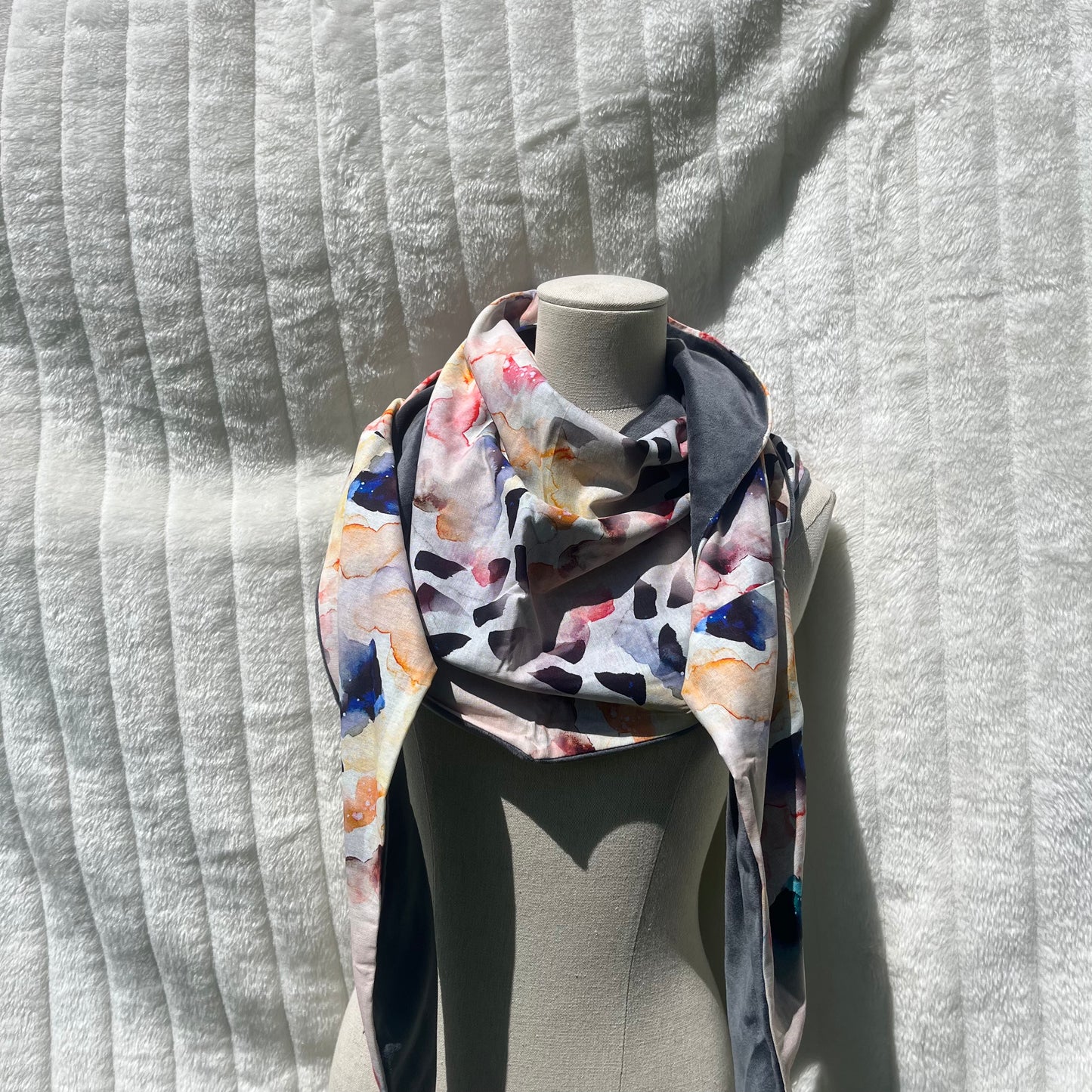 Chèche gris à motifs pastels