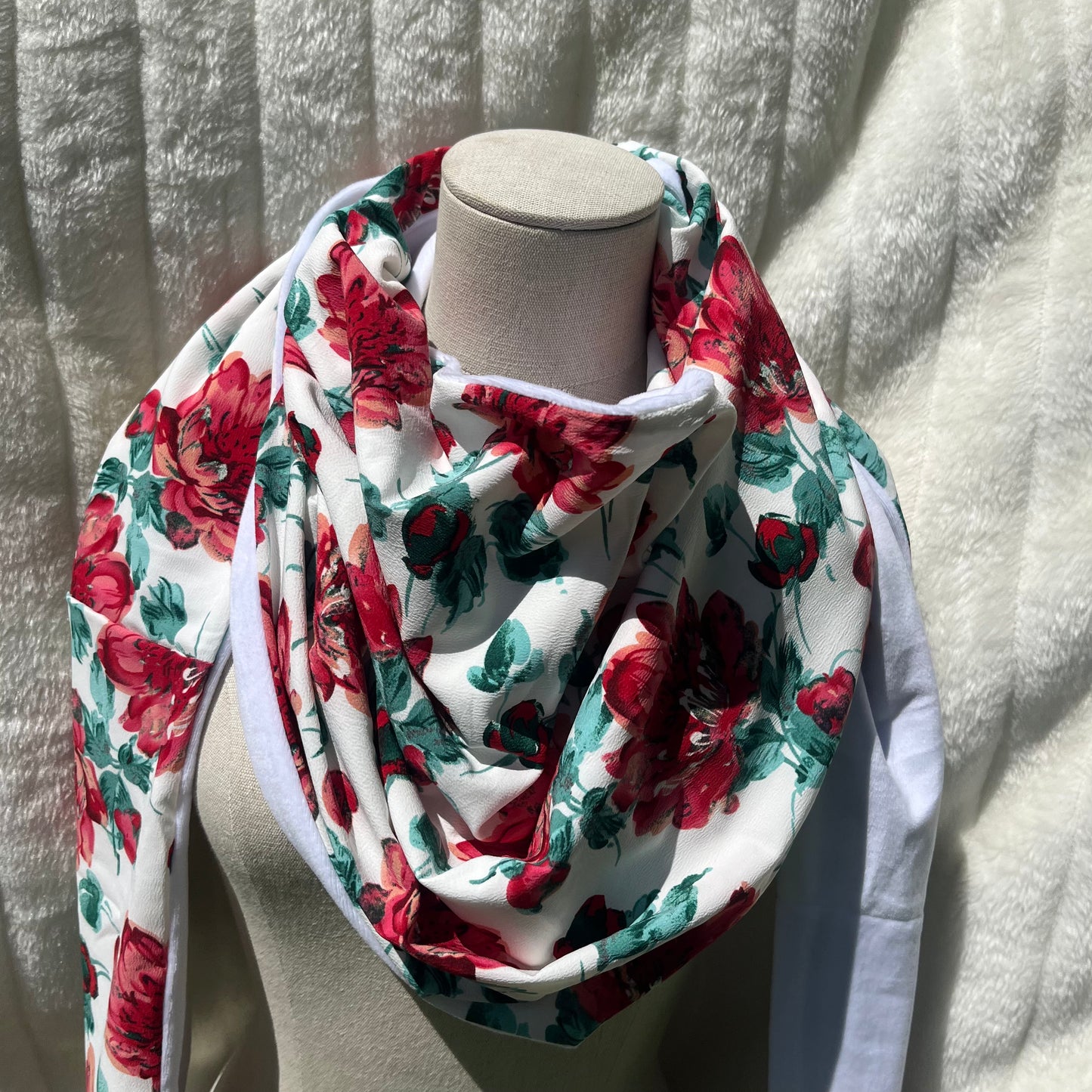 Chèche blanc au motif florale rouge