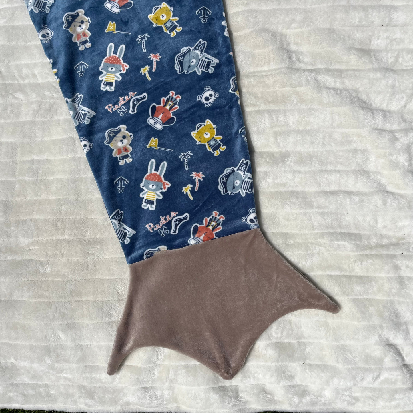 Plaid queue de sirène bleu et gris au motif pirate