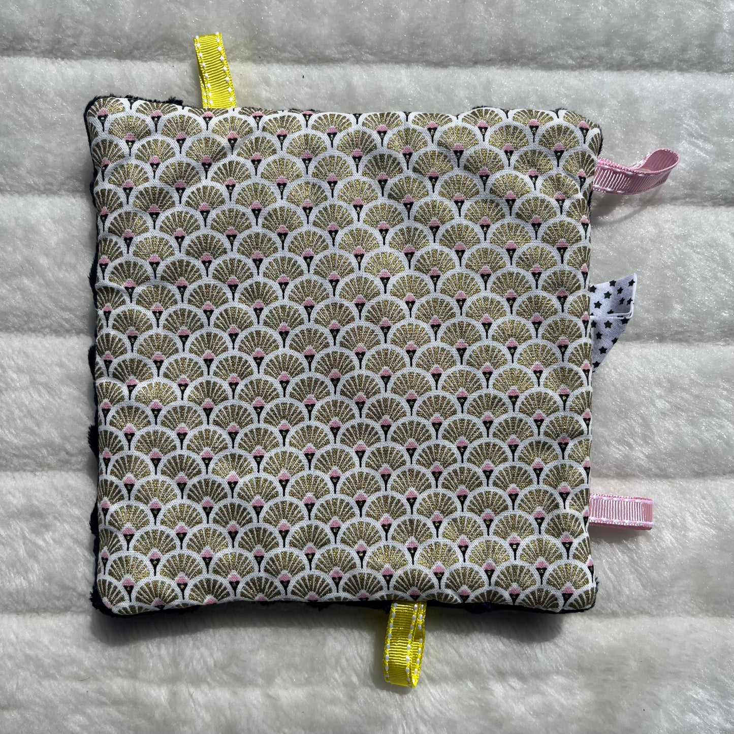 Doudou plat à motif géométrique