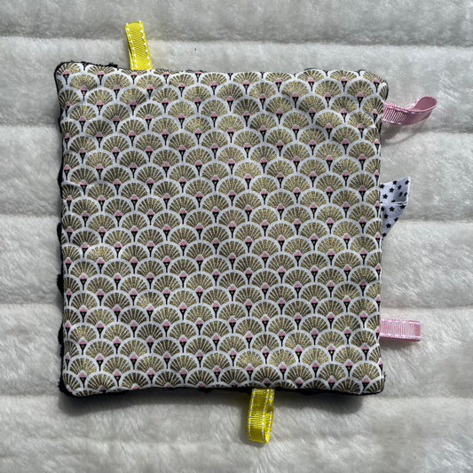 Doudou plat à motif géométrique