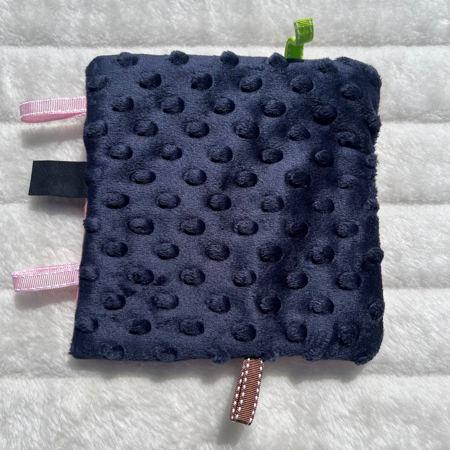 Doudou plat rose avec étoiles blanches