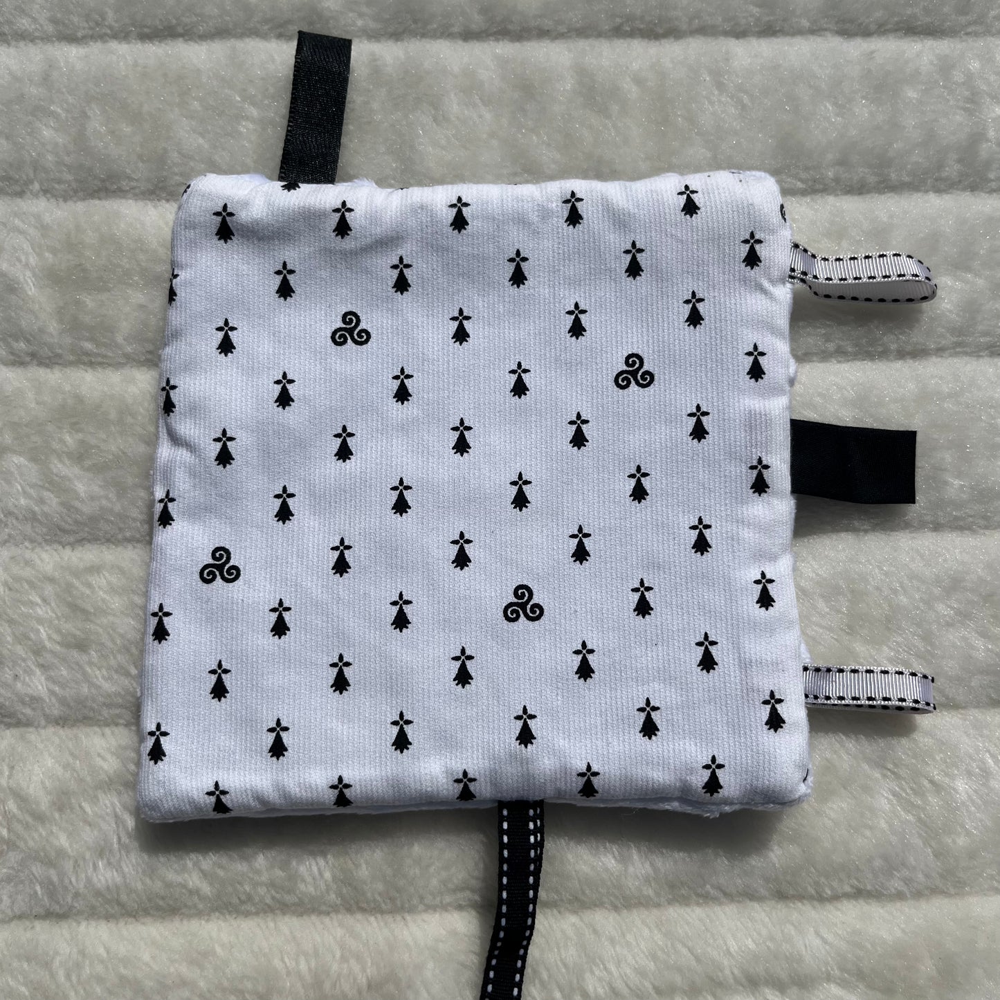 Doudou plat en coton piqué blanc motifs bretons