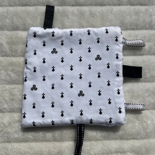 Doudou plat en coton piqué blanc motifs bretons