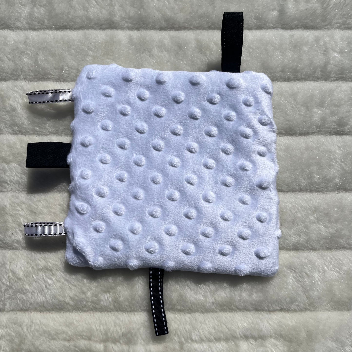 Doudou plat en coton piqué blanc motifs bretons