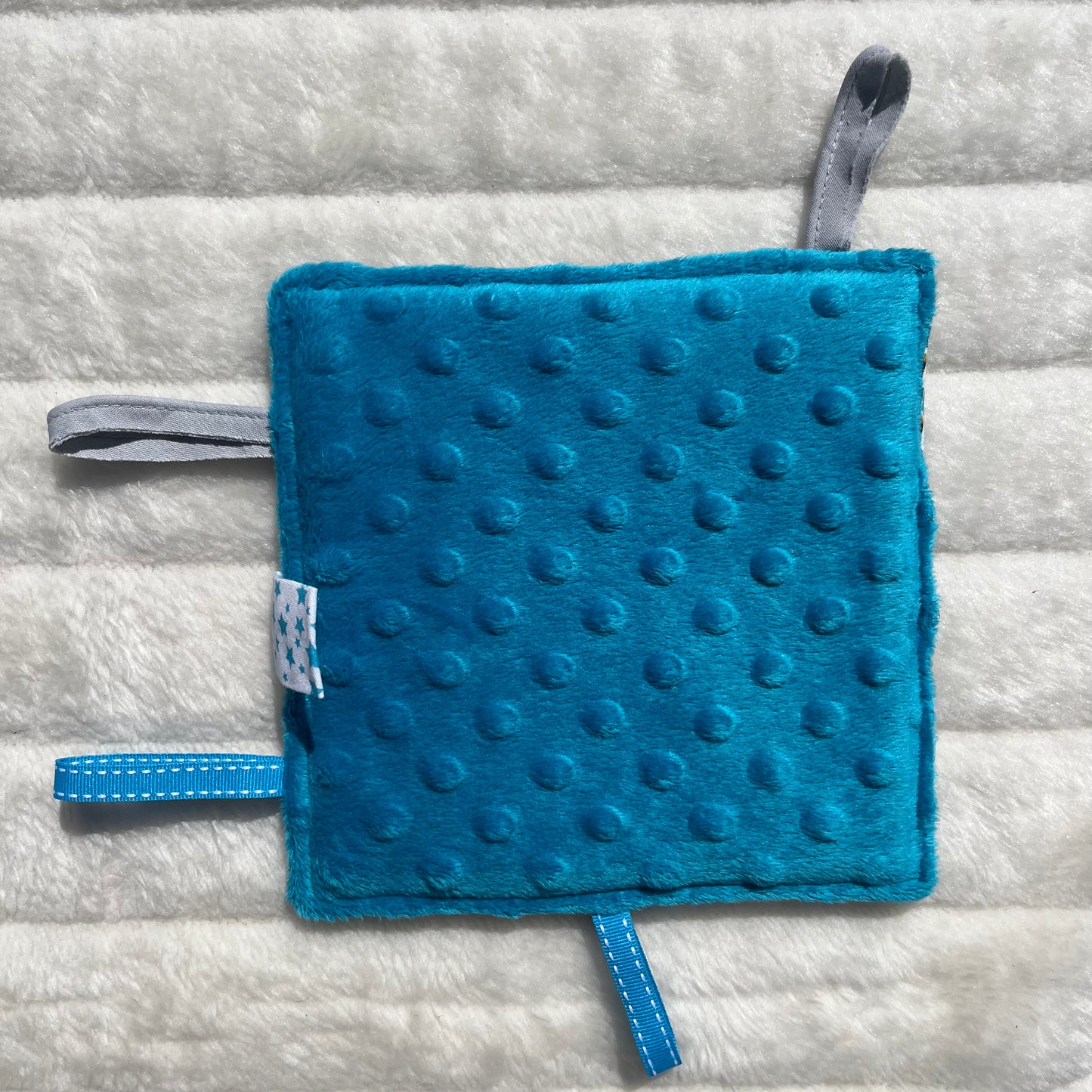 Doudou plat à motif géométrique