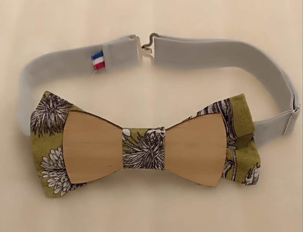 Nœud papillon bois et tissu vert à fleur