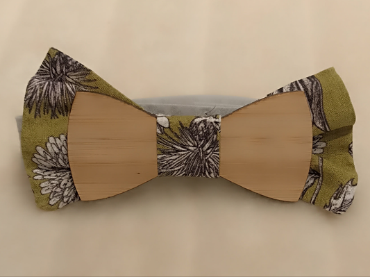 Nœud papillon bois et tissu vert à fleur