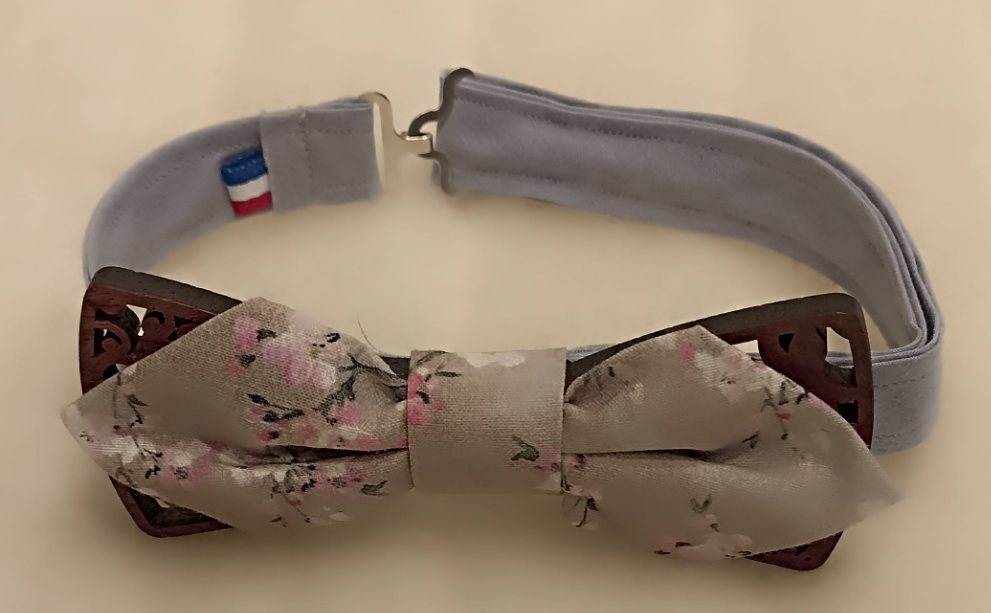 Nœud papillon bois et tissu fleuri gris et rose