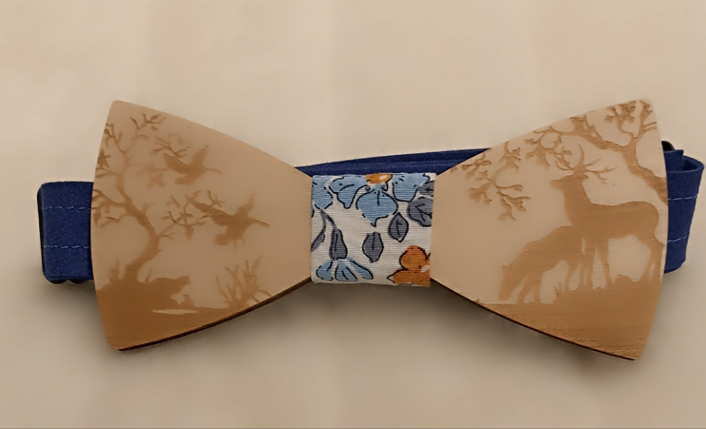 Nœud papillon bois gravé theme forêt et tissu fleuri bleu