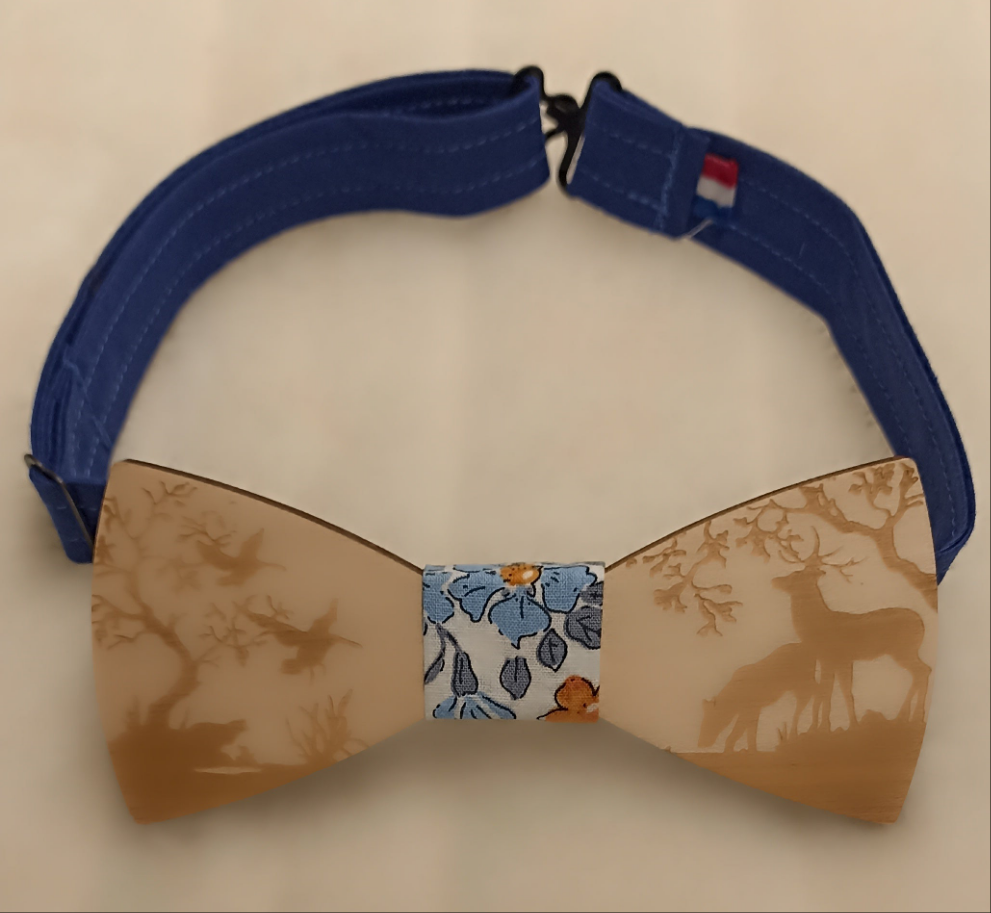 Nœud papillon bois gravé theme forêt et tissu fleuri bleu