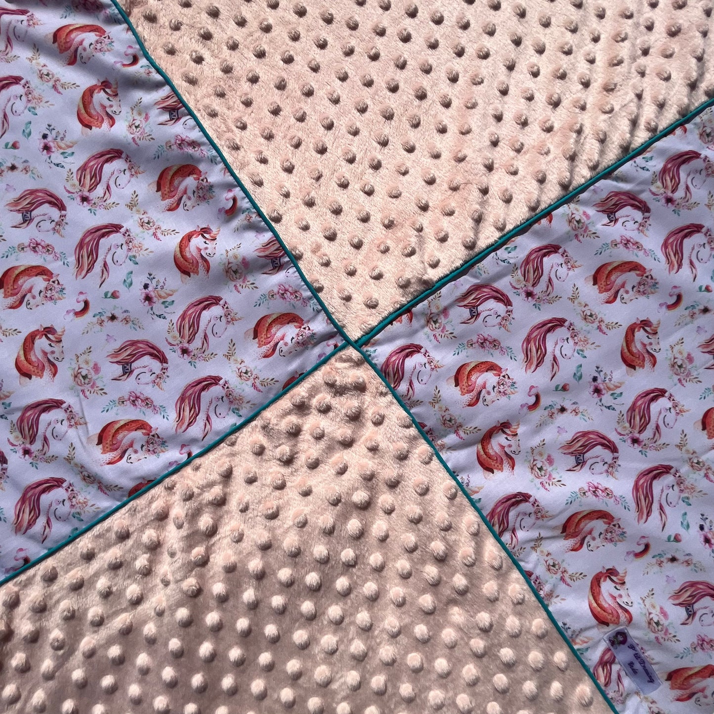Couverture pour lit bébé en minky polaire rose et tissu licorne