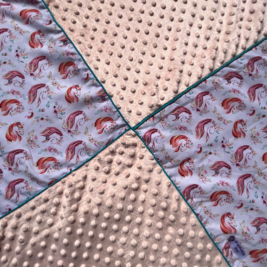 Couverture pour lit bébé en minky polaire rose et tissu licorne