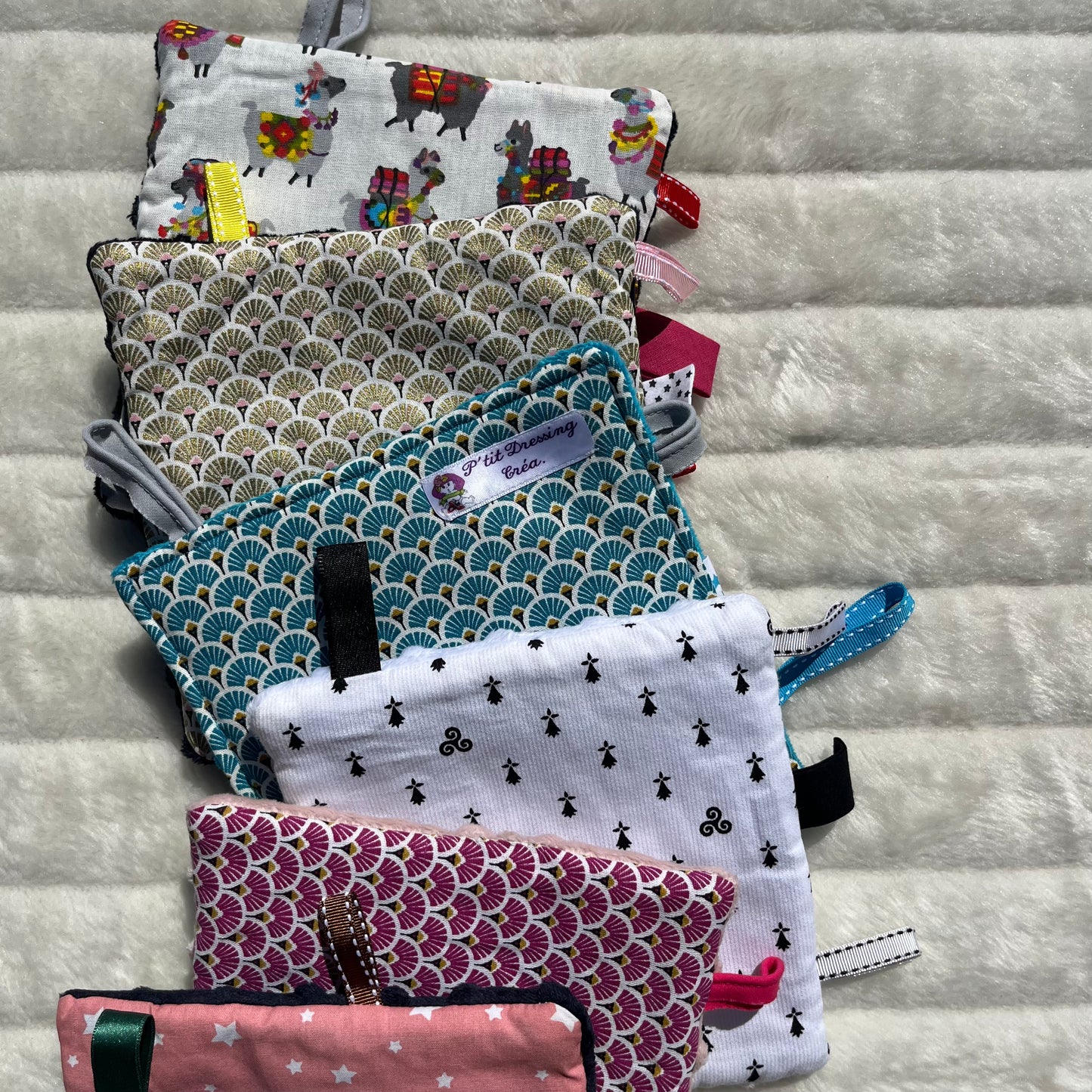 Doudou plat à motif géométrique