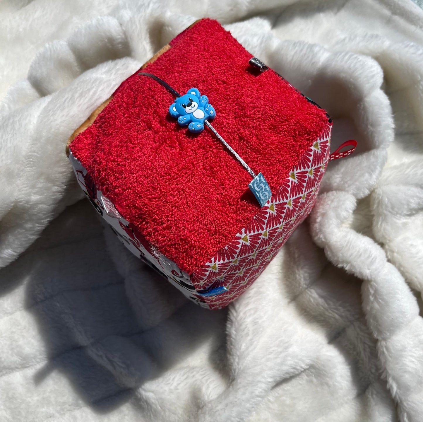 Cube d'éveil sensoriel rouge et noir