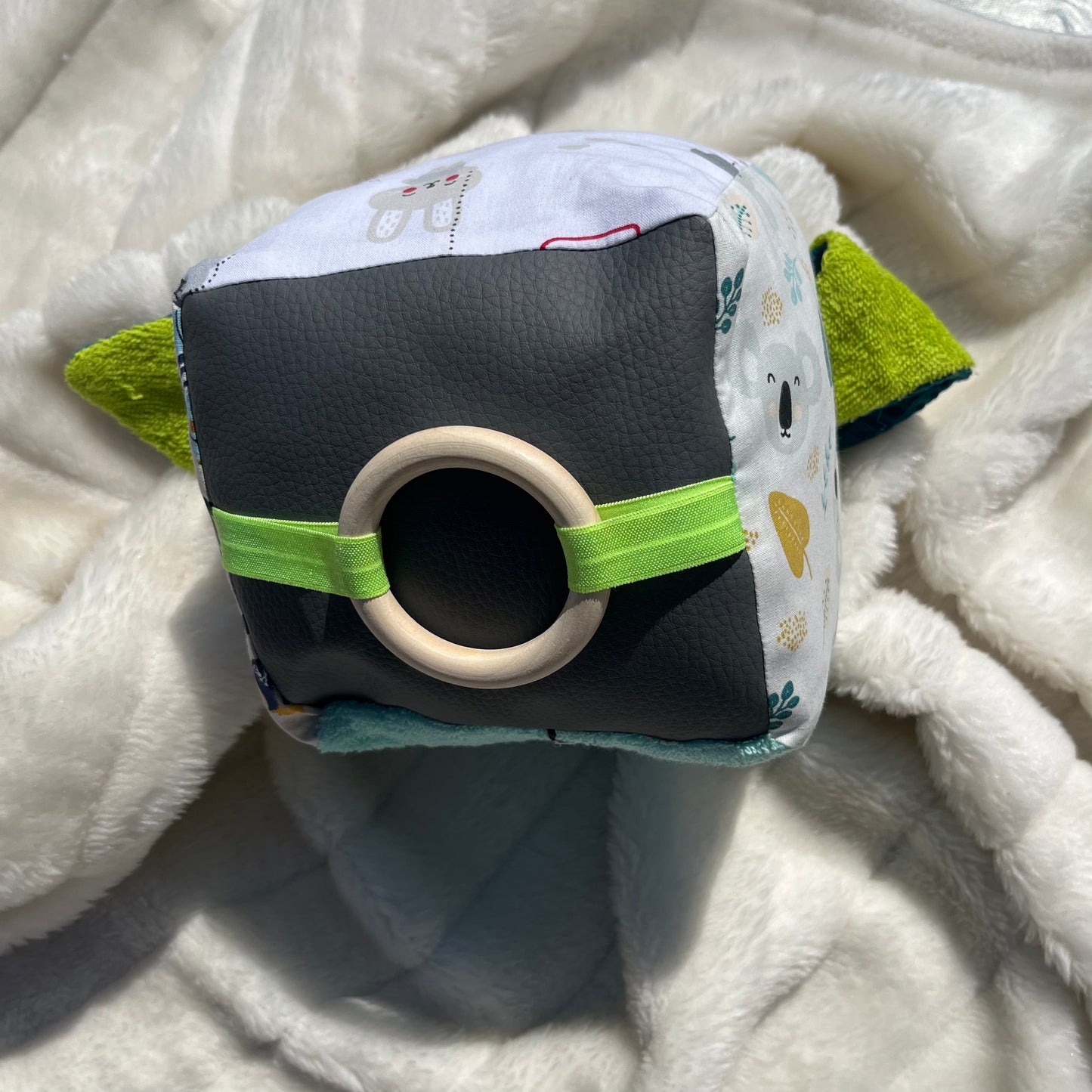 Cube d'éveil sensoriel multicolore