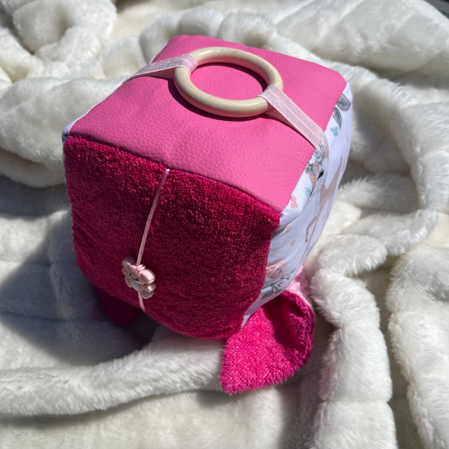 Cube d'éveil rose et blanc