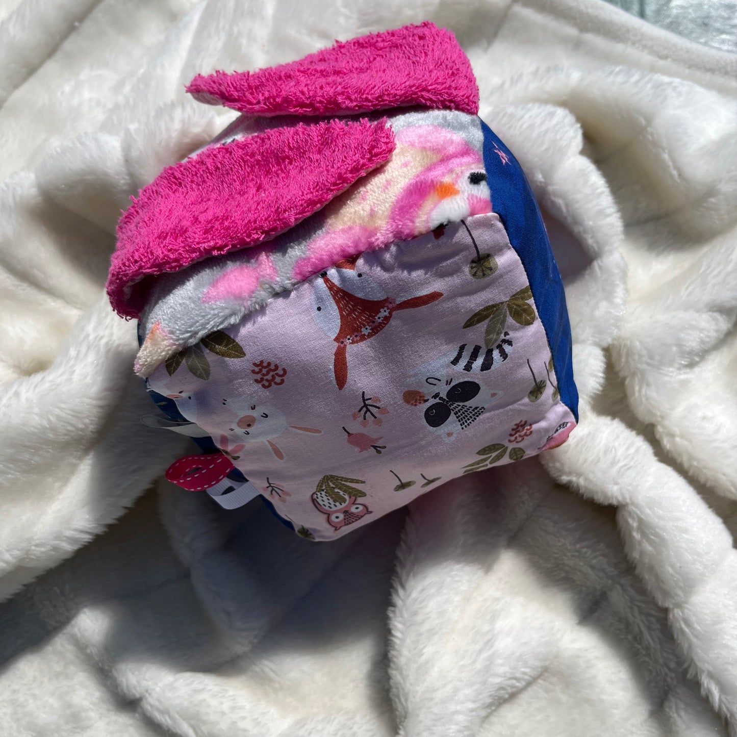 Cube d'éveil sensoriel rose et bleu