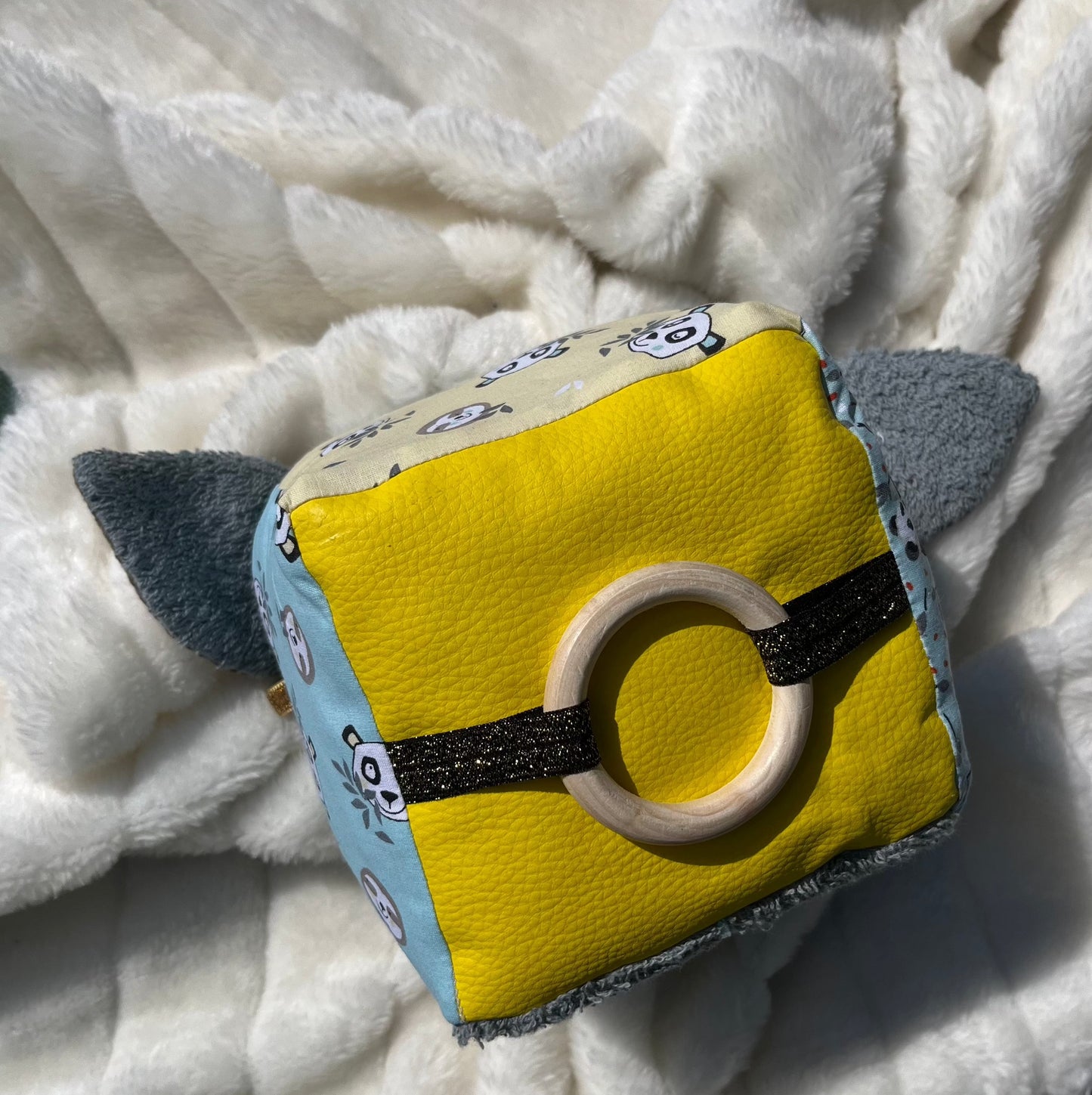 Cube d'éveil sensoriel jaune, bleu et gris