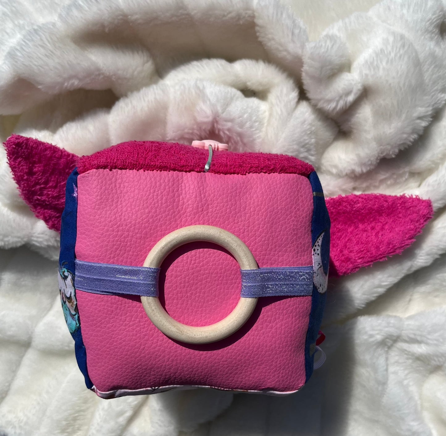 Cube d'éveil sensoriel rose et bleu