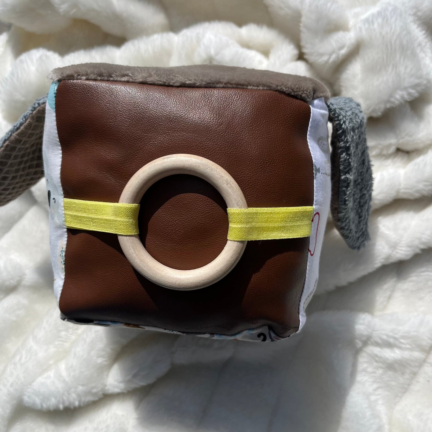 Cube d'éveil sensoriel marron, vert et gris