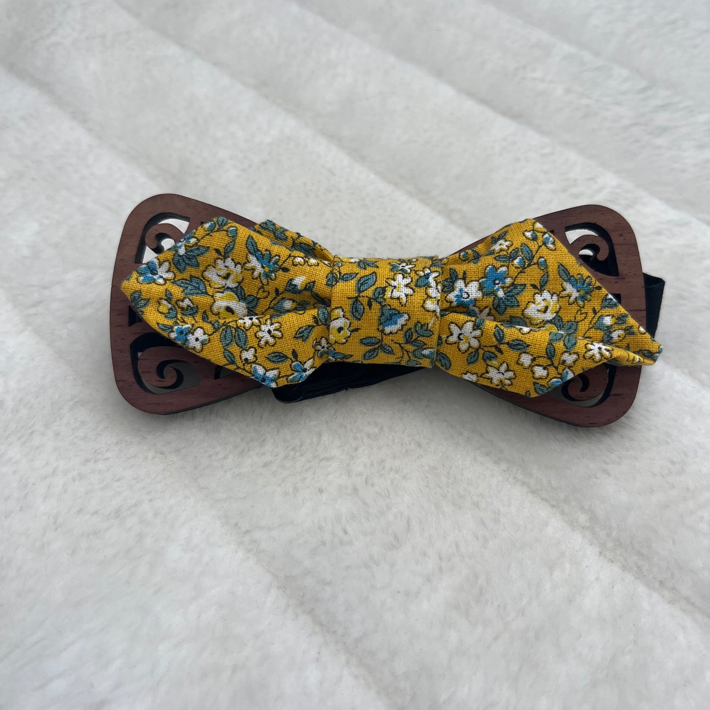 Nœud papillon moutarde à motif fleuri bleu