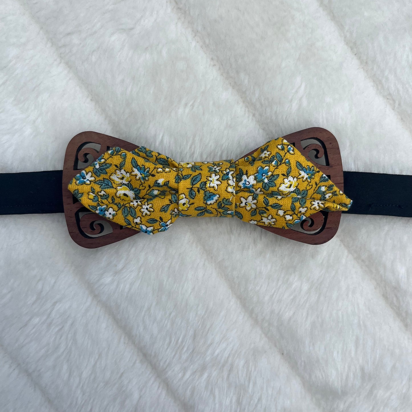 Nœud papillon moutarde à motif fleuri bleu
