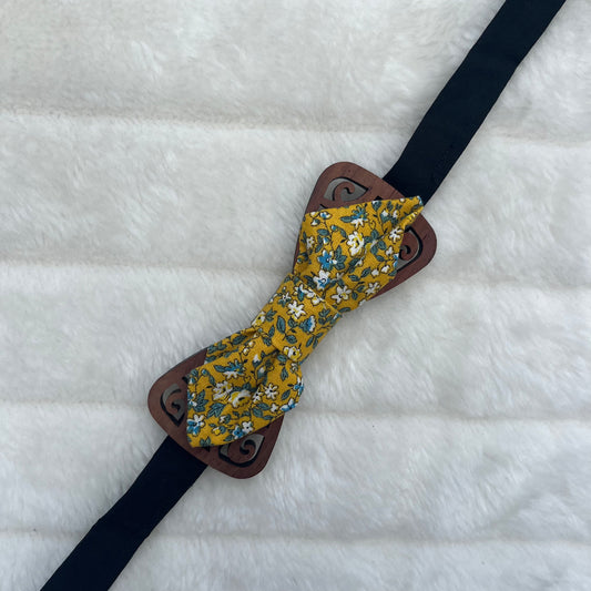 Nœud papillon moutarde à motif fleuri bleu