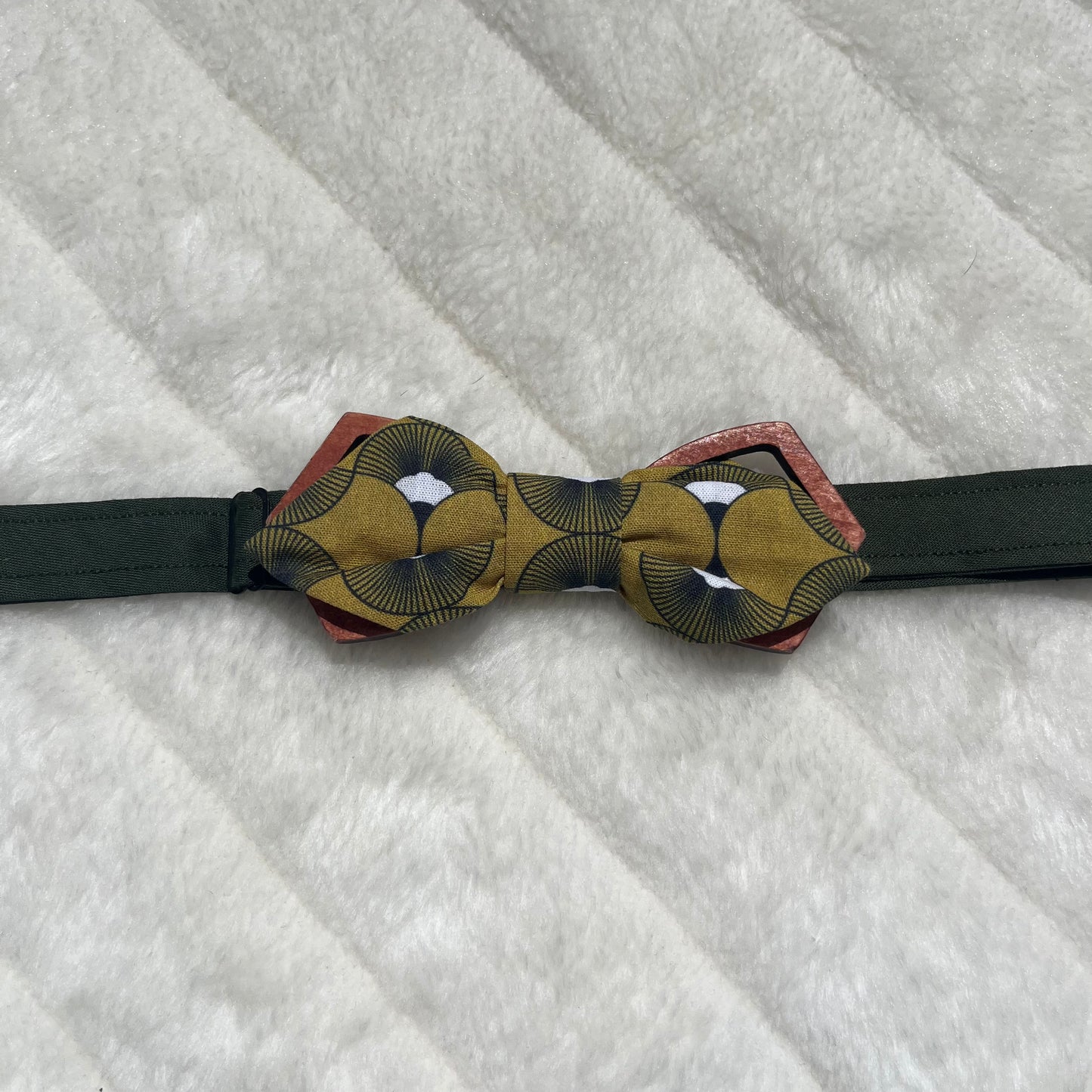 Nœud papillon vert moutarde à motif géométrique