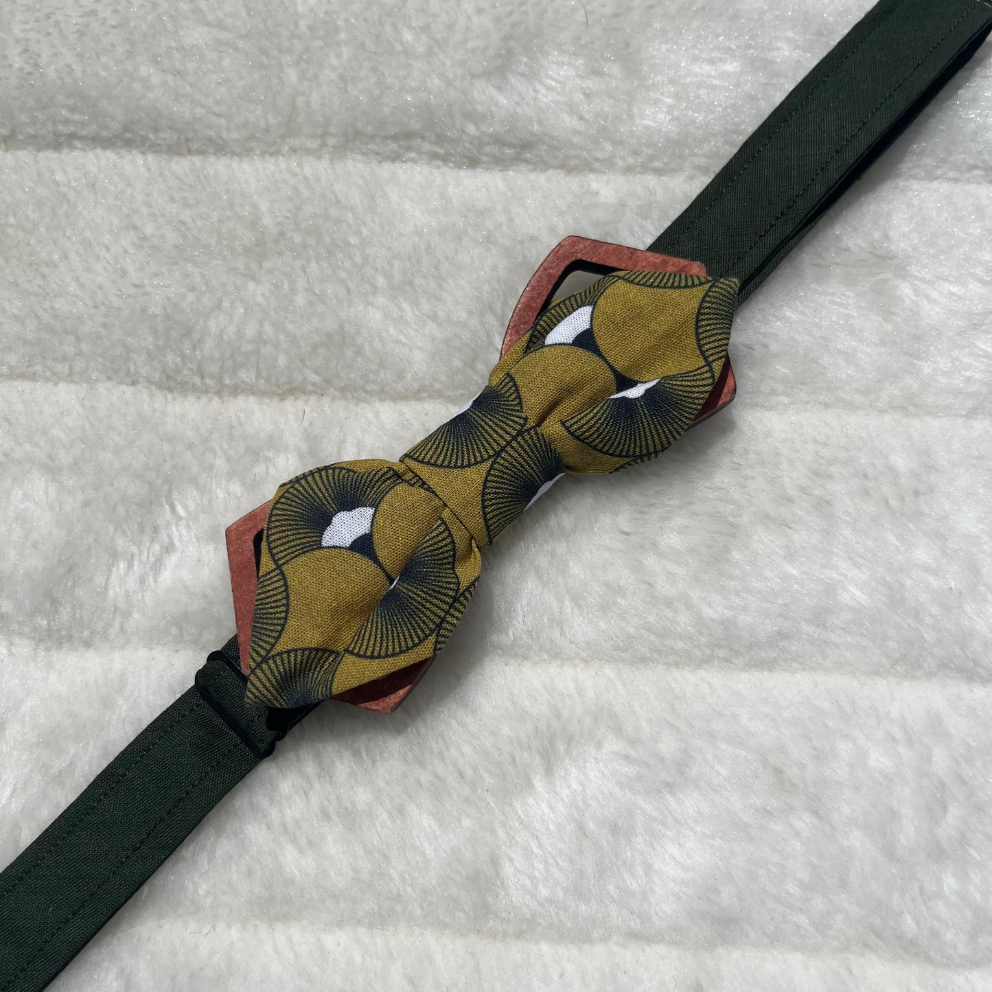 Nœud papillon vert moutarde à motif géométrique