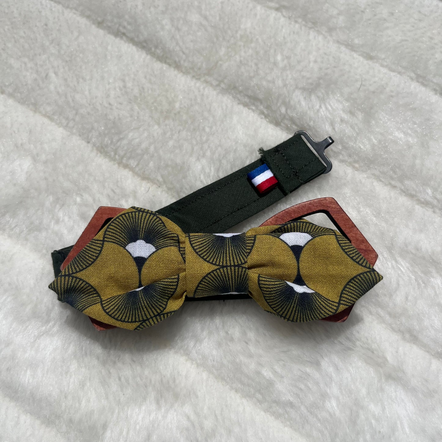 Nœud papillon vert moutarde à motif géométrique