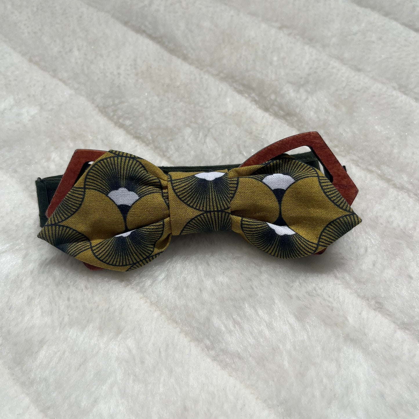 Nœud papillon vert moutarde à motif géométrique