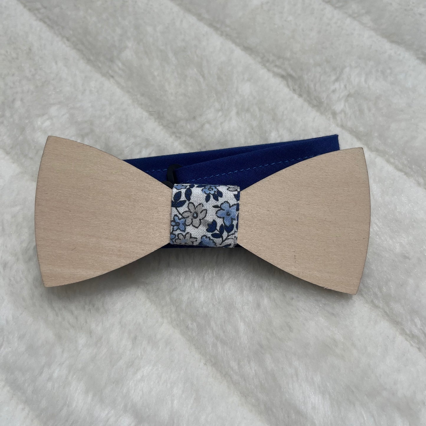Nœud papillon en bois et tissu fleuri