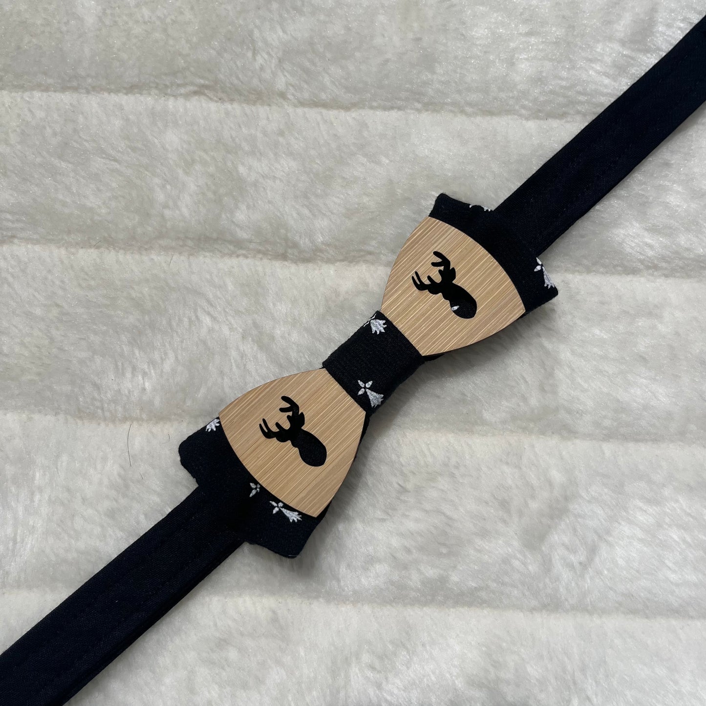 Nœud papillon noir à motif hermines blanches