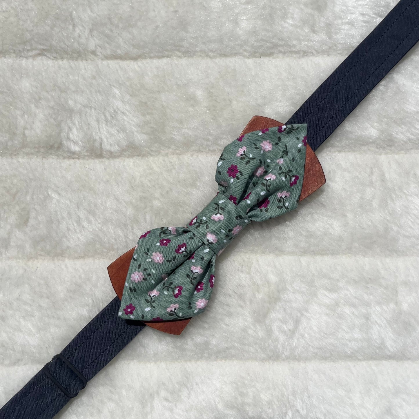 Nœud papillon vert à motif fleuri