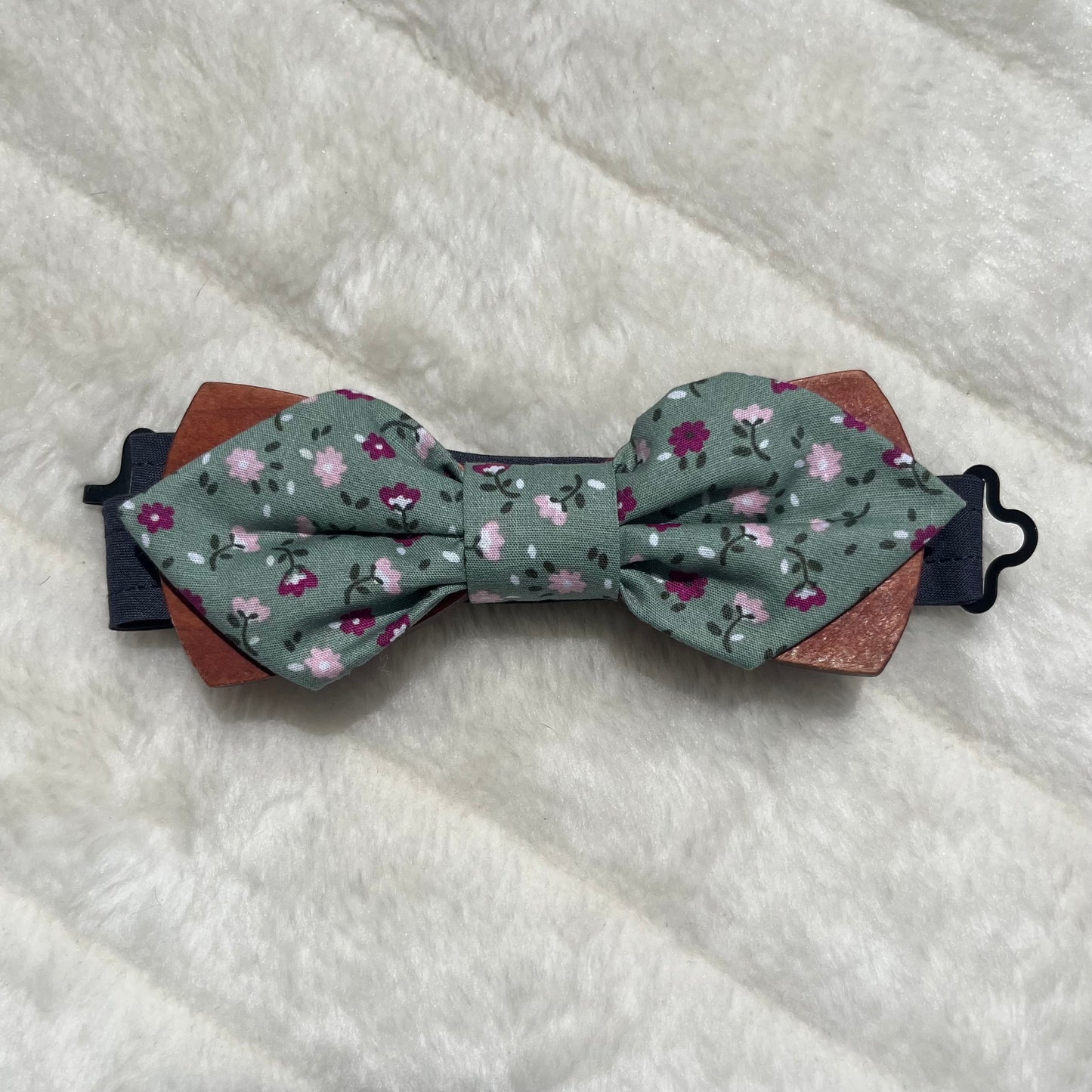 Nœud papillon vert à motif fleuri